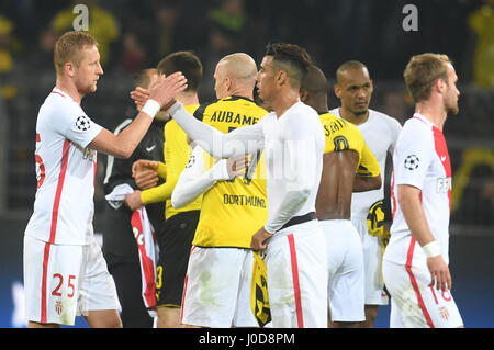 Dortmund, Deutschland. 12. April 2017. Dortmund und Monaco Spieler am Ende der ersten Etappe der Champions League Viertelfinale Spiel zwischen Borussia Dortmund und AS Monaco im Signal Iduna Park in Dortmund, Deutschland, 12. April 2017. Foto: Bernd Thissen/Dpa/Alamy Live News Stockfoto