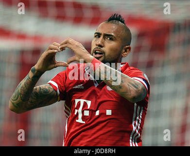 Münchens Arturo Vidal feiert nach Angabe seiner Seite ein 1:0-Führung im Hinspiel der Champions League-Viertel-Finale zwischen Bayern München und Real Madrid in der Allianz Arena in München, Deutschland, 12. April 2017. Foto: Matthias Balk/dpa Stockfoto