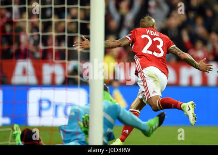 Münchens Arturo Vidal feiert nach Angabe seiner Seite ein 1:0-Führung im Hinspiel der Champions League-Viertel-Finale zwischen Bayern München und Real Madrid in der Allianz Arena in München, Deutschland, 12. April 2017. Foto: Andreas Gebert/dpa Stockfoto