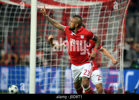 Münchens Arturo Vidal feiert nach Angabe seiner Seite ein 1:0-Führung im Hinspiel der Champions League-Viertel-Finale zwischen Bayern München und Real Madrid in der Allianz Arena in München, Deutschland, 12. April 2017. Foto: Matthias Balk/dpa Stockfoto