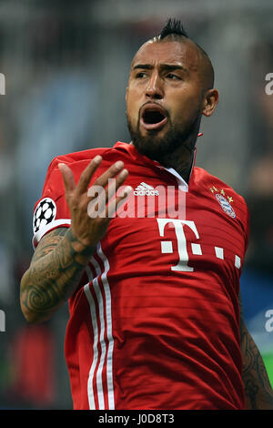 Münchens Arturo Vidal feiert nach Angabe seiner Seite ein 1:0-Führung im Hinspiel der Champions League-Viertel-Finale zwischen Bayern München und Real Madrid in der Allianz Arena in München, Deutschland, 12. April 2017. Foto: Matthias Balk/dpa Stockfoto