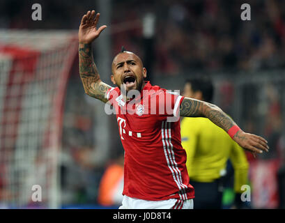 Münchens Arturo Vidal feiert nach Angabe seiner Seite ein 1:0-Führung im Hinspiel der Champions League-Viertel-Finale zwischen Bayern München und Real Madrid in der Allianz Arena in München, Deutschland, 12. April 2017. Foto: Matthias Balk/dpa Stockfoto