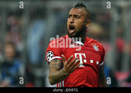 Dpatop - feiert Münchens Arturo Vidal nach Angabe seiner Seite ein 1:0-Führung im Hinspiel der Champions League-Viertel-Finale zwischen Bayern München und Real Madrid in der Allianz Arena in München, Deutschland, 12. April 2017. Foto: Matthias Balk/dpa Stockfoto