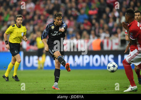 München, Deutschland. 12. April 2017. Madrids Cristiano Ronaldo führt einen Torwurf aus auf das Tor im Hinspiel der Champions League-Viertel-Finale zwischen Bayern München und Real Madrid in der Allianz Arena in München, Deutschland, 12. April 2017. Foto: Sven Hoppe/Dpa/Alamy Live News Stockfoto