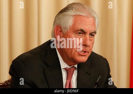 Moskau, Russland. 12. April 2017. US Secretary Of State Rex Tillerson während einer gemeinsamen Pressekonferenz mit der russische Außenminister Sergej Lawrow nach ihrer bilateralen Treffen im Osobnyak Guest House 12. April 2017 in Moskau, Russland. Lawrow kritisiert die USA für Luftangriffe auf die Regierung des syrischen Präsidenten Bashar al-Assad, warnte, dass ähnliche Aktion für Russland nicht akzeptabel war, und die Trump-Verwaltung für eine inkonsistente Außenpolitik tadelte. Bildnachweis: Planetpix/Alamy Live-Nachrichten Stockfoto