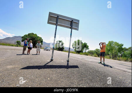 Alamo, Nevada, USA. 5. August 2014. Touristen suchen bei den Extraterrestrial Highway Anzeichen auf Dienstag, 5. August 2014, außerhalb von Alamo, Nevada. Staatsbeamte ließen sich inspirieren von den Außerirdischen Legenden im Bereich 51and synchronisiert die 98 Meile Strecke von US 93, US 6, Extraterrestrial Highway im Februar 1996. Bildnachweis: David Becker/ZUMA Draht/Alamy Live-Nachrichten Stockfoto