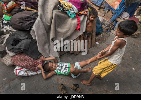 (170412)--Kalkutta (Indien), 12. April 2017 (Xinhua)--indischen Strassenkindern spielen auf einer Straße am internationalen Tag für Straßenkinder in Kalkutta, Hauptstadt des östlichen indischen Bundesstaat Westbengalen, am 12. April 2017. (Xinhua/Tumpa Mondal) Stockfoto