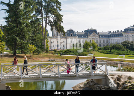 KESZTHELY, Ungarn - 29. September 2016: Unbekannte Menschen Festetics Schlossgarten besuchen. Das Gebäude beherbergt das Helikon Schlossmuseum. Keszthe Stockfoto