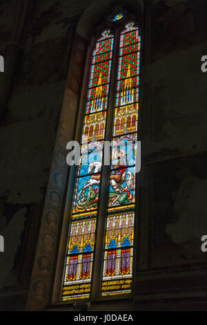 KESZTHELY, Ungarn - 29. September 2016: Glasmalerei-Fenster der gotischen Pfarrkirche Franziskanerkirche, 1390 erbaute und renovierte im 19. Jahrhundert in Baroq Stockfoto