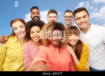 internationale Gruppe von fröhlichen Menschen, die unter selfie Stockfoto