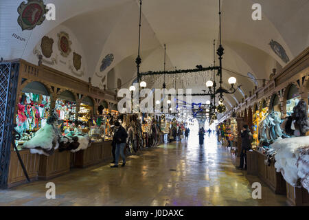 Krakau, Polen - 12. Januar 2017: Besucher Marktstände in Tuchhallen oder Sukiennice. Es ist das zentrale Merkmal der Marktplatz in der Stockfoto