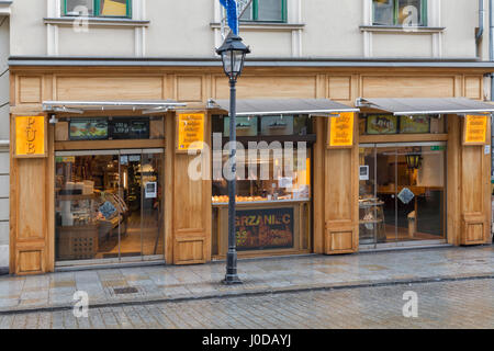 Krakau, Polen - 12. Januar 2017: Restaurant und Pub Fassade auf Grodzka-Straße in der Altstadt. Krakau ist die zweitgrößte und eine der ältesten Städte Stockfoto