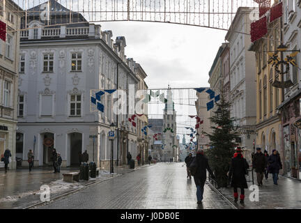 Krakau, Polen - 12. Januar 2017: Unbekannte Menschen spazieren Grodzka-Straße in der Altstadt, UNESCO-Weltkulturerbe. Krakau ist die zweitgrößte Stockfoto