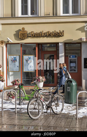 Krakau, Polen - 12. Januar 2017: Unbekannte Menschen gehen vor PKO Bank Polski in der Altstadt. Krakau ist die zweitgrößte und eines der ältesten Stockfoto