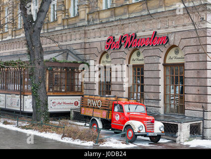 Krakau, Polen - 12. Januar 2017: Rote LKW mit Bierfässern für Touristen im Restaurant Pod Wawelem unter Wawel-Burg. Krakau ist die zweite Stockfoto