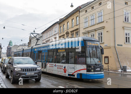 Krakau, Polen - 12. Januar 2017: Straße Verkehr im Winter Altstadt. Insgesamt in Krakau sind mehr als 90 Kilometer von Straßenbahnschienen und 24 Routen. Stockfoto