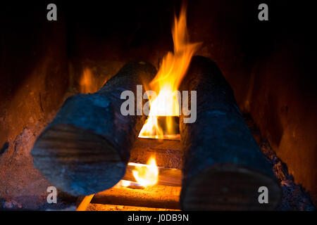 Feuer und Holz brennen in einen Kamin. Nahaufnahme Bild, Feuer und Flamme im Herd Stockfoto