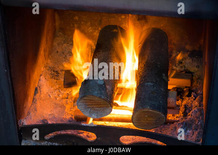 helle Flamme Feuer im Kamin brennt, Flamme am Herd Stockfoto