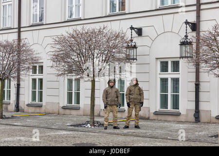 Warschau, Polen - 16. Januar 2017: Nationalgarde vor dem Denkmal Prinz Józef Poniatowski und der Innenhof des Palastes, offizielle resid Stockfoto