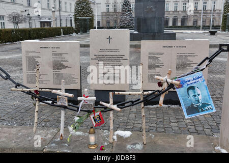 Warschau, Polen - 16. Januar 2017: Denkmal vor Präsidentenpalast mit Namen von Präsident Lech Kaczynski und 95 Menschen starben in Smol Stockfoto