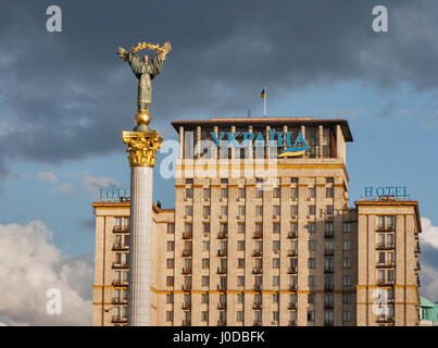 Kiew, UKRAINE - 5. April 2015: Independence Monument und Hotel Ukraina gegen stürmischen Himmel. Dies ist eine Statue des Engels von Kupfer und gold Platte gemacht Stockfoto