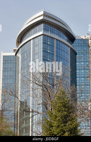 Kiew, UKRAINE - 13. April 2015: Hotel Hilton Gebäudefassade im Frühjahr. Hilton ist ein globales Hotelunternehmen mit Sitz in den Vereinigten Staaten, die Sev besitzen Stockfoto