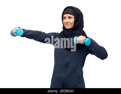 Muslima Hijab mit Hanteln Fitness tun Stockfoto