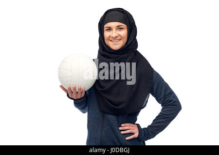 glücklich Muslima Hijab mit volleyball Stockfoto