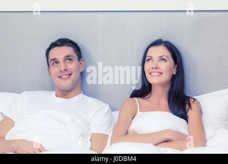 glückliches Paar im Bett träumen Stockfoto