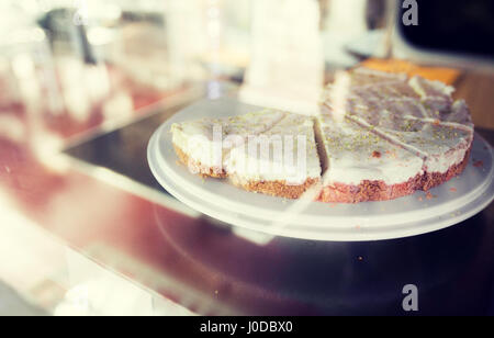 Nahaufnahme von Kuchen am Stand im Café showcase Stockfoto