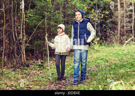 zwei glückliche Kinder Waldweg entlang Stockfoto