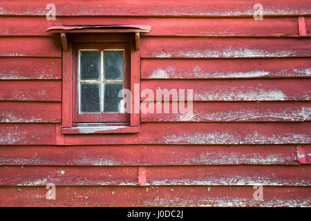 Alte Fenster auf rustikalen rote Scheune in North Carolina. Stockfoto