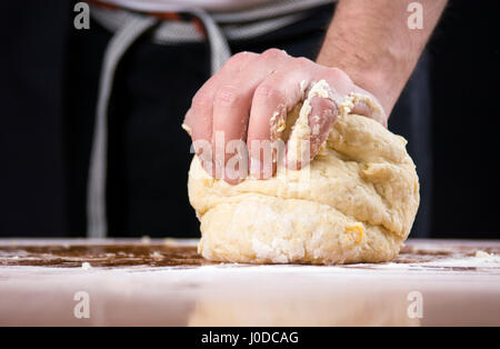 Männliche Baker macht Brot auf dem Tisch Stockfoto
