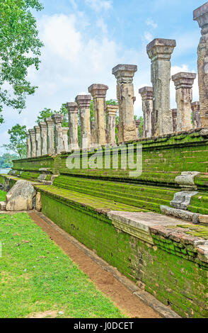 Die Steinsäulen der Palast des Königs Rat Kammer von Nissanka Malla, Polonnaruwa, Sri Lanka. Stockfoto