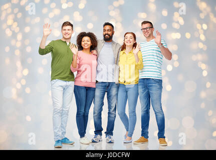 internationale Gruppe von fröhlichen Menschen winken Hände Stockfoto