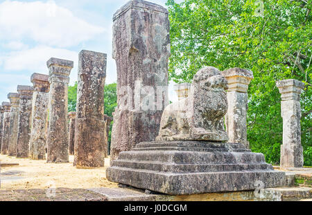 Die steinernen Löwen am Eingang zum Palast des Königs Rat Kammer von Nissanka Malla, Polonnaruwa, Sri Lanka. Stockfoto