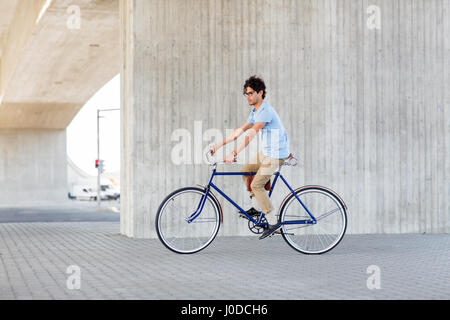 junge Hipster Mann reitet festen Gang Fahrrad Stockfoto