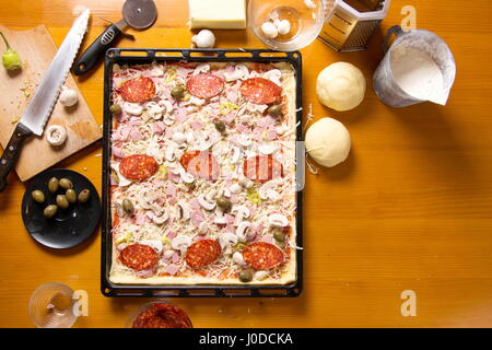 Pizza mit Zutaten, Ansicht von oben Stockfoto