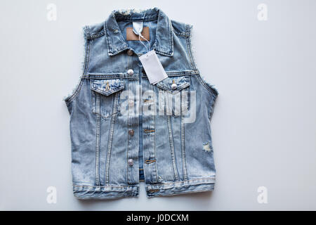Jeansweste oder Weste mit Preisschild auf weiß Stockfoto