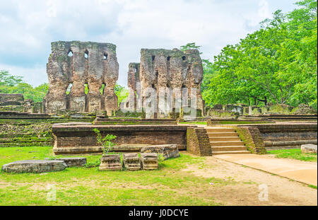 Die Fassade von der zerstörten königlichen Palast von König Parakramabahu, Polonnaruwa, Sri Lanka. Stockfoto