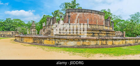 Das Stupa-Haus (Vatadage) mit erhaltenen Runde Mauer, geschnitzten Stein colonnes und Skulpturen von Naga-Rajas und Zwerge am Eingang, Polonnaruwa Stockfoto