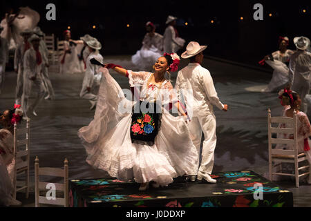 Cancún, Mexiko - 16. März 2017: Tänzer in einer alten mexikanischen Tracht. Stockfoto