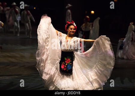 Cancún, Mexiko - 16. März 2017: Tänzer in einer alten mexikanischen Tracht. Stockfoto