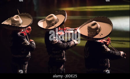 Cancun, Mexiko - 16. März 2017: Traditionell gekleidet mexikanische Mariachis spielen. Stockfoto