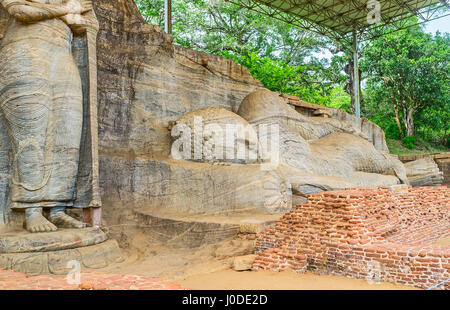 Die Statue des liegenden Buddha in Granitfelsen der Gal Viharaya, Polonnaruwa, Sri Lanka. Stockfoto