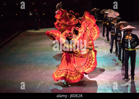 Cancún, Mexiko - 16. März 2017: Tänzer in einer alten mexikanischen Tracht. Stockfoto