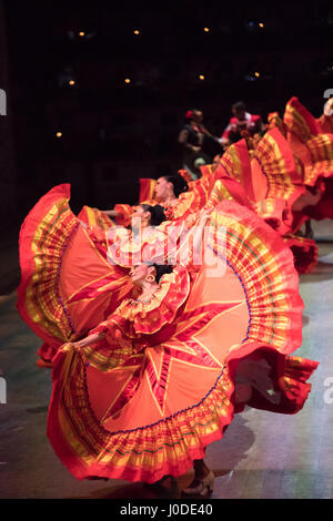 Cancún, Mexiko - 16. März 2017: Tänzer in einer alten mexikanischen Tracht. Stockfoto