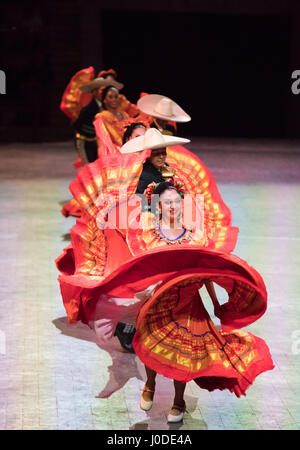 Cancún, Mexiko - 16. März 2017: Tänzer in einer alten mexikanischen Tracht. Stockfoto