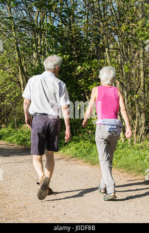 Ein spritziger Mann mittleren Alters, der den Treidelpfad entlang der Themse in London, England, Großbritannien, entlang läuft Stockfoto