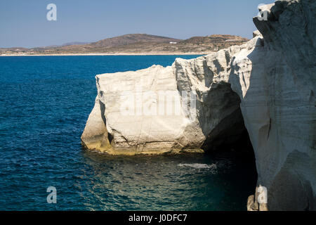 Weißem Vulkangestein Sarakiniko und die Küste auf Milos Insel in den Kykladen Stockfoto